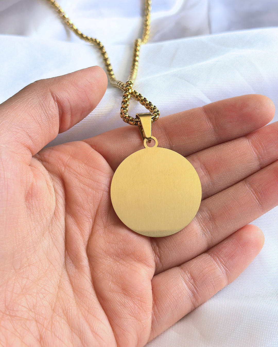 Collar con placa redonda