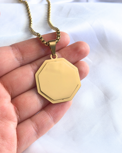 Collar con placa hexagonal