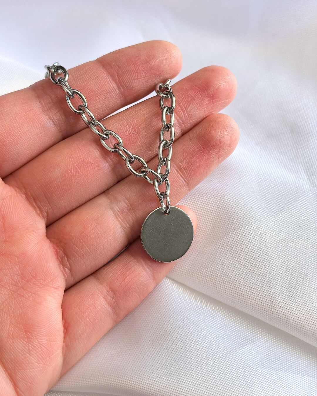 Pulsera tradicional con placa redonda