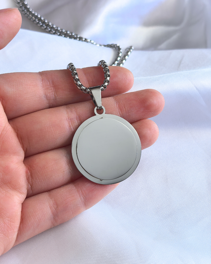 Collar con placa redonda