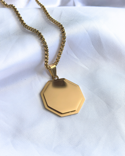 Collar con placa hexagonal