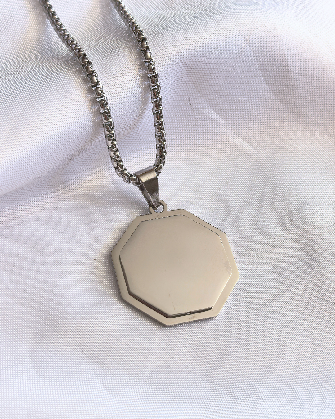 Collar con placa hexagonal