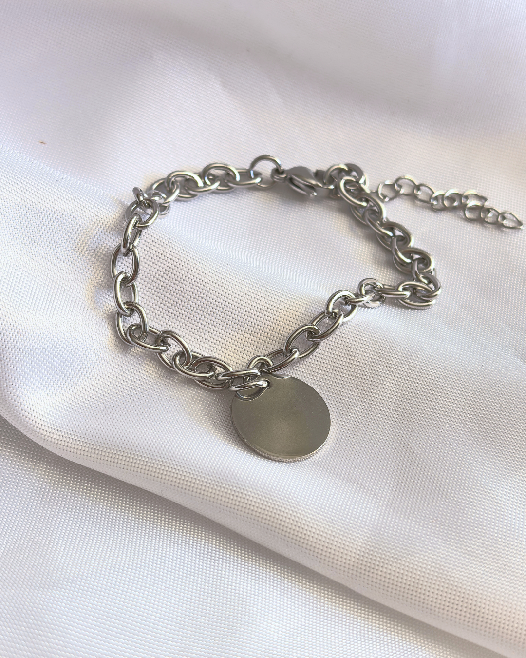 Pulsera tradicional con placa redonda