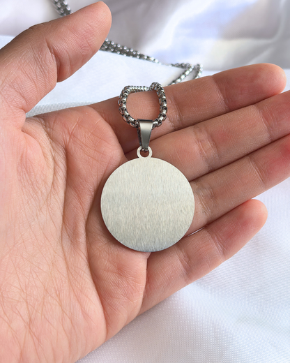 Collar con placa redonda