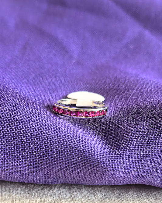 Anillo medio cintillo fucsia