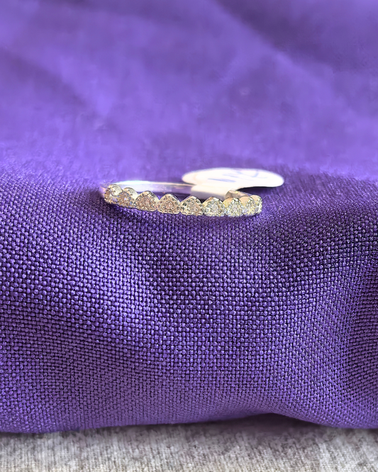 Anillo medio cintillo corazones