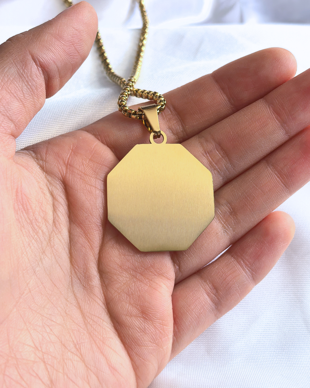 Collar con placa hexagonal