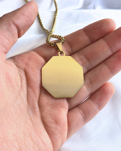 Collar con placa hexagonal