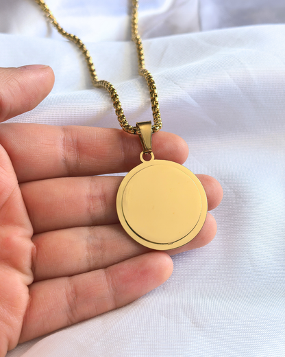Collar con placa redonda