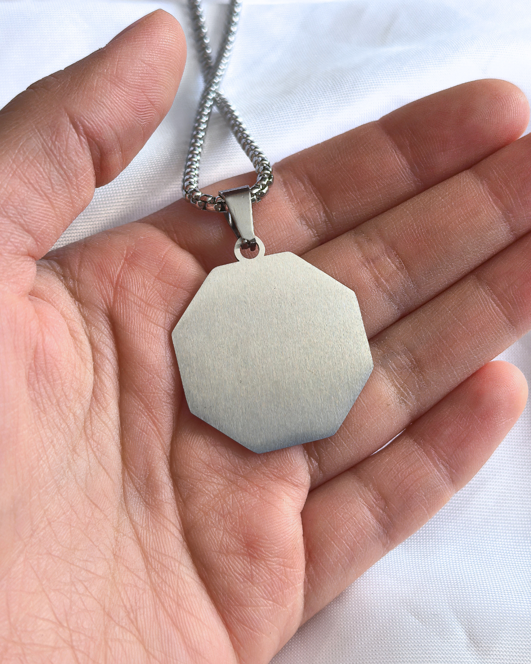 Collar con placa hexagonal