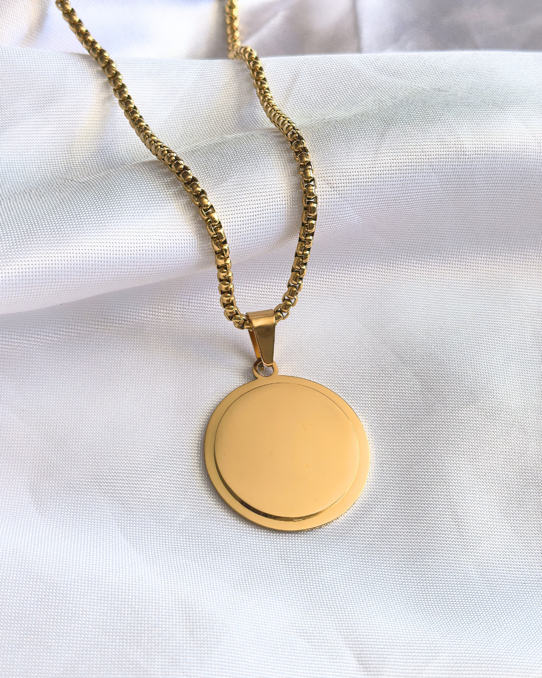 Collar con placa redonda