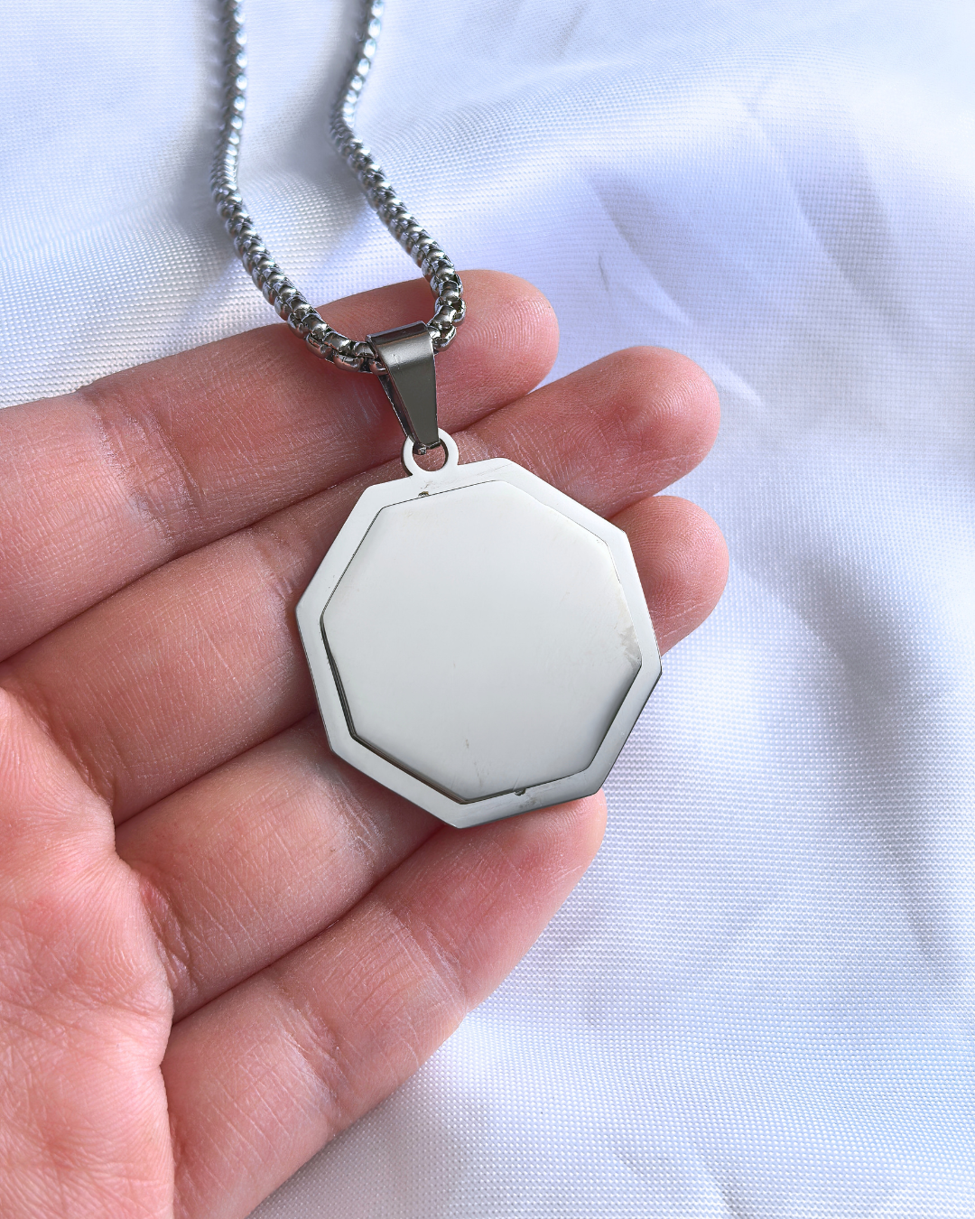 Collar con placa hexagonal