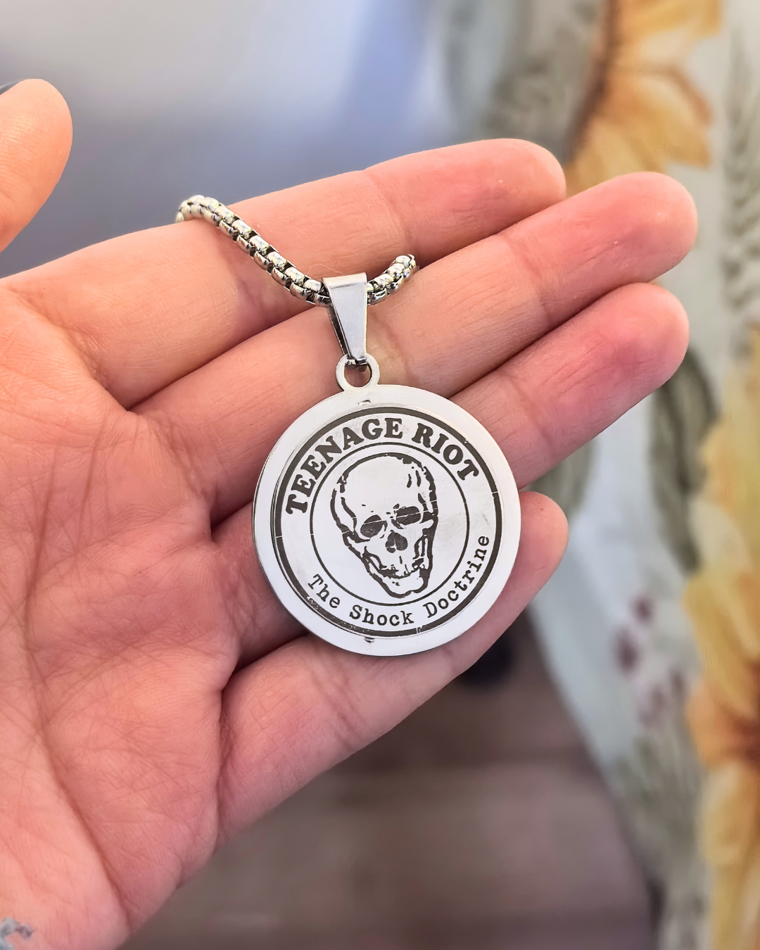 Collar con placa redonda