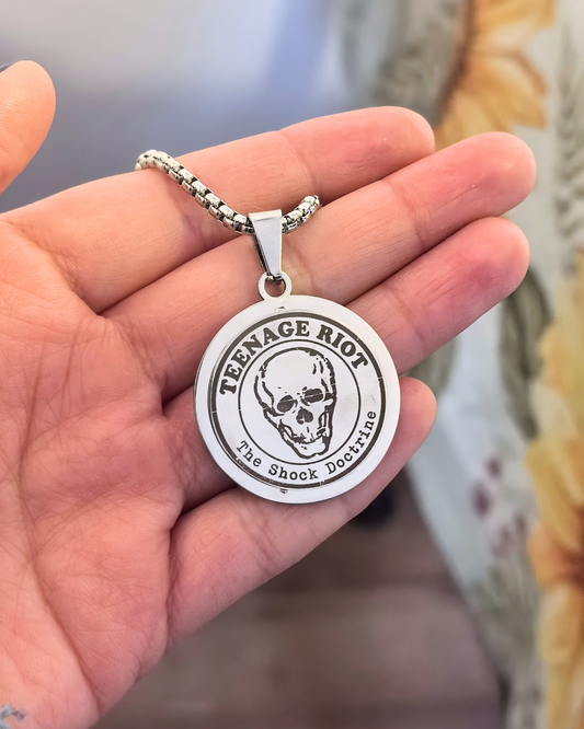 Collar con placa redonda