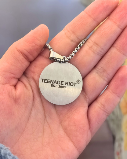 Collar con placa redonda