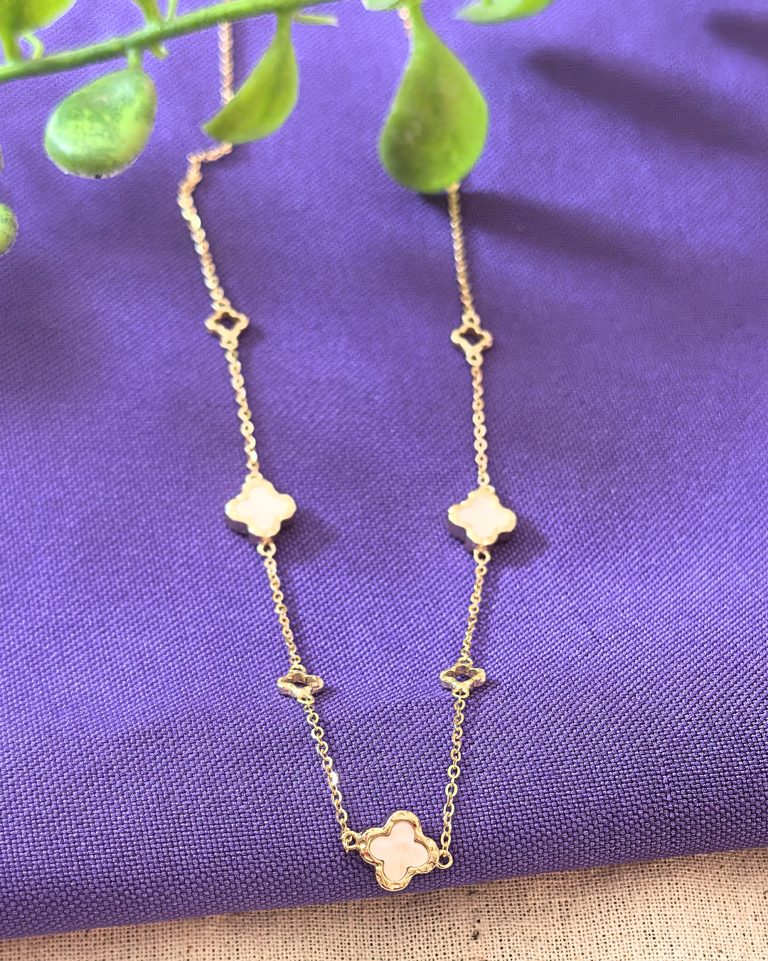 Collar trébol nácar