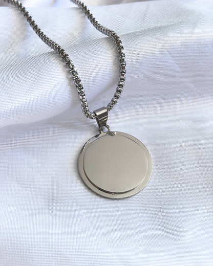 Collar con placa redonda